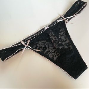 VICTORIA’S SECRET black lace pink bow thong